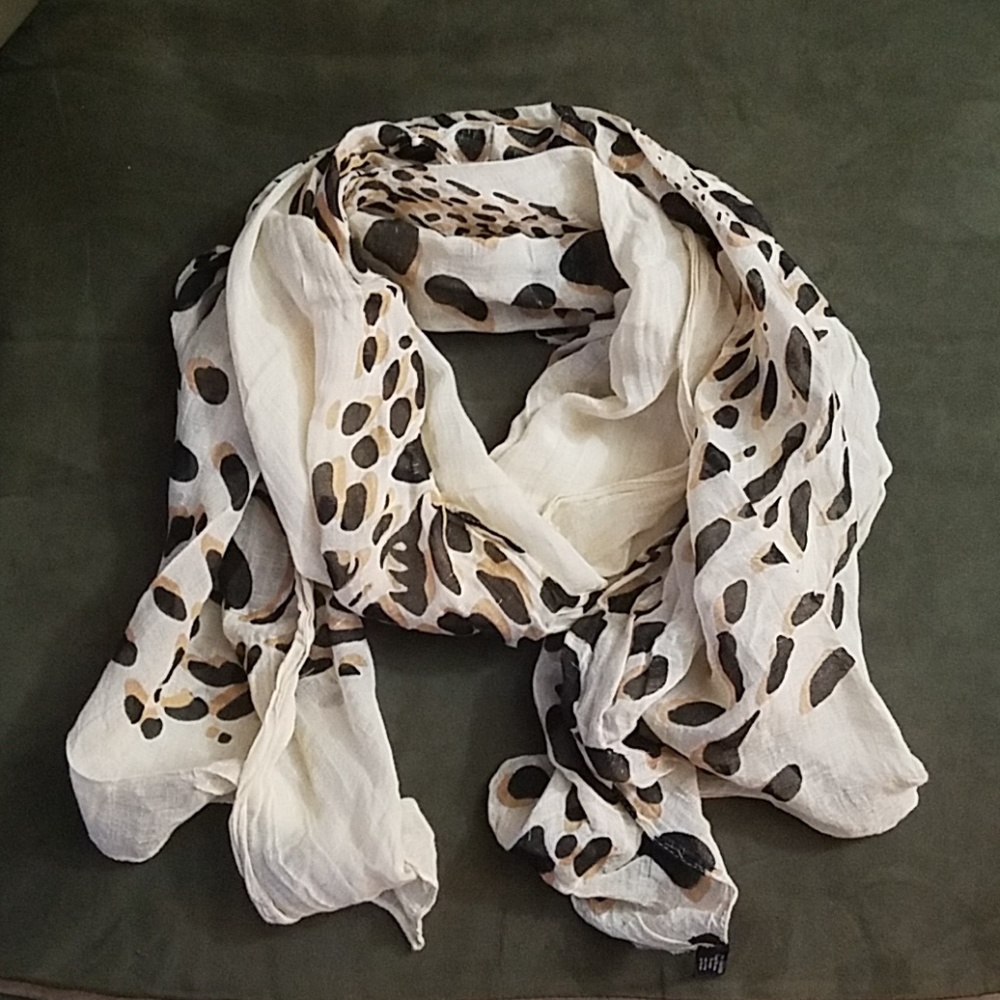 The Limited Leopard Scarf